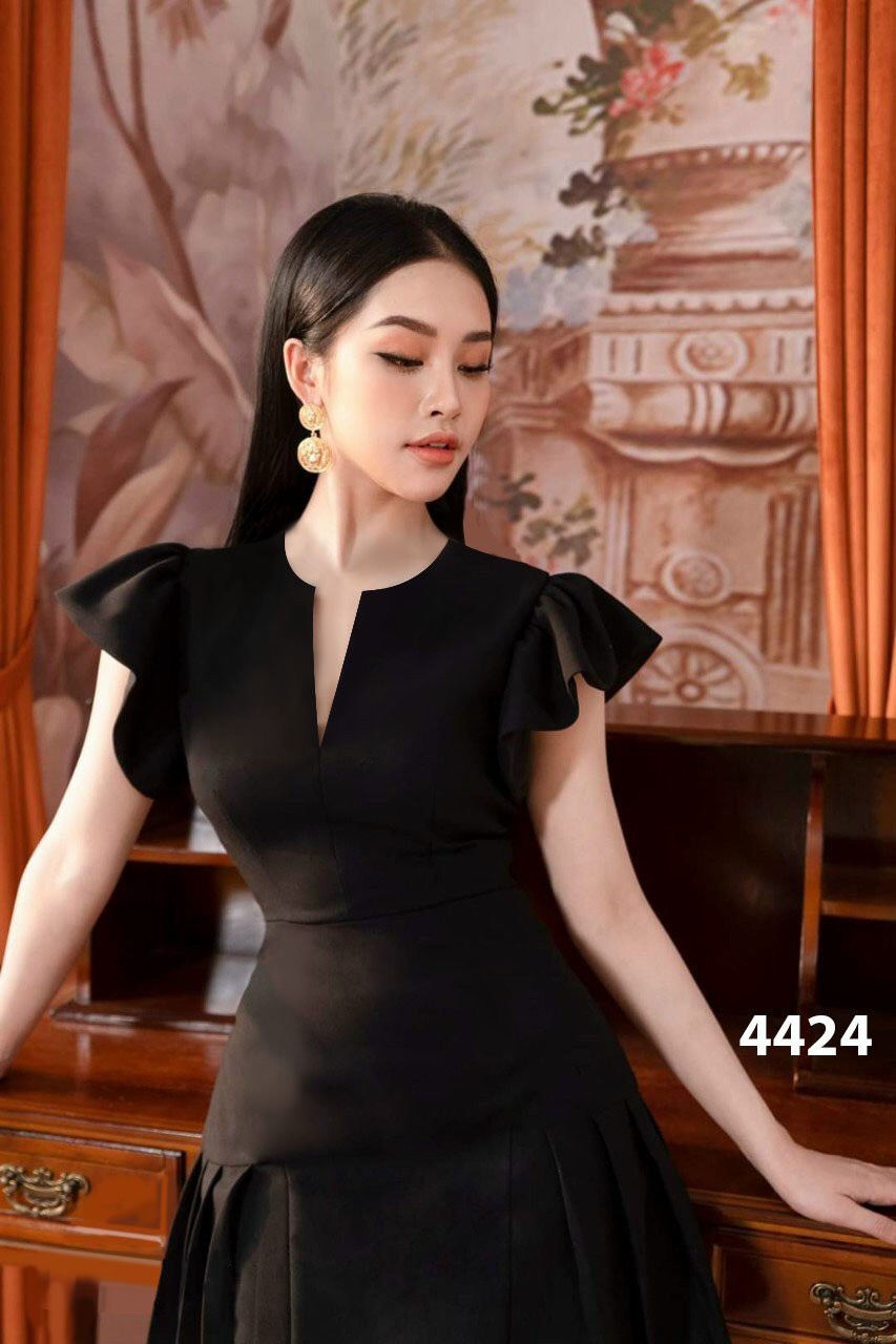 Đầm xòe xếp ly cổ chữ V