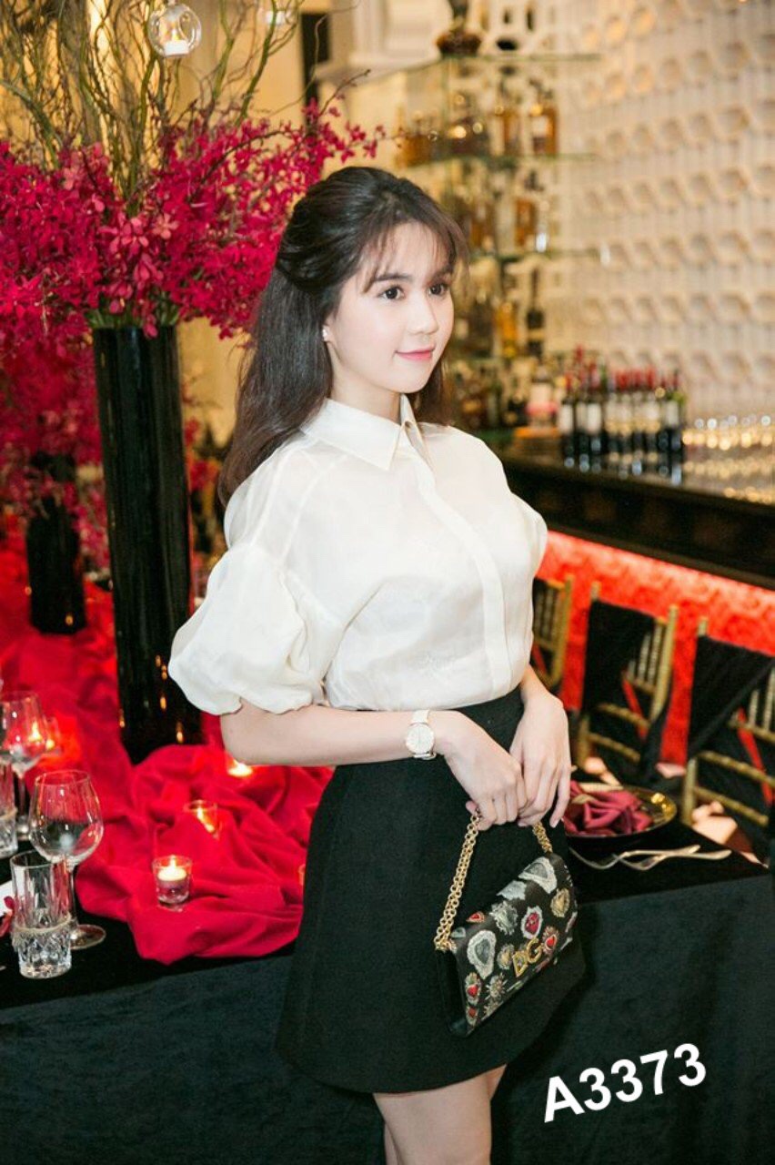 Bộ áo sơ mi trắng chân váy đen công sở