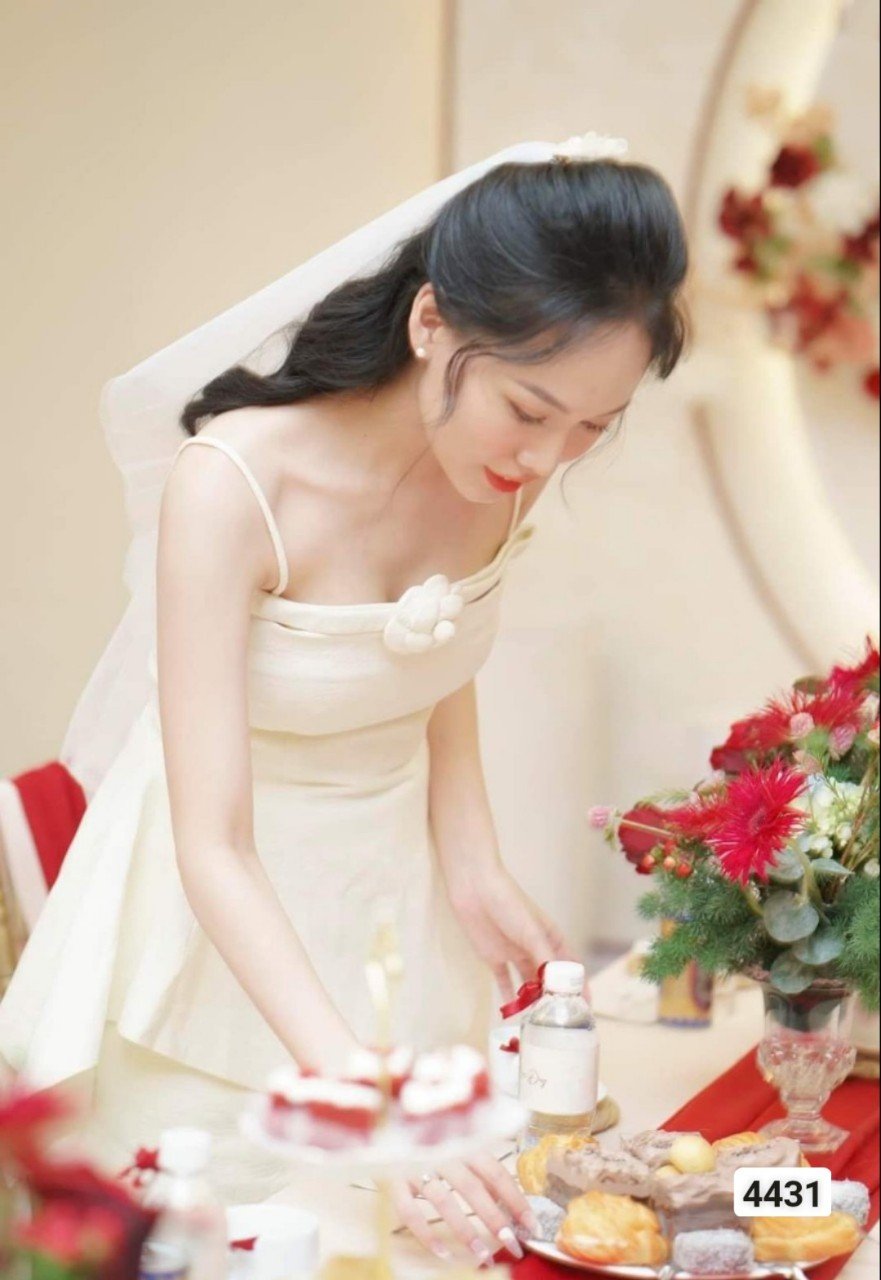 Đầm hai dây đính bông