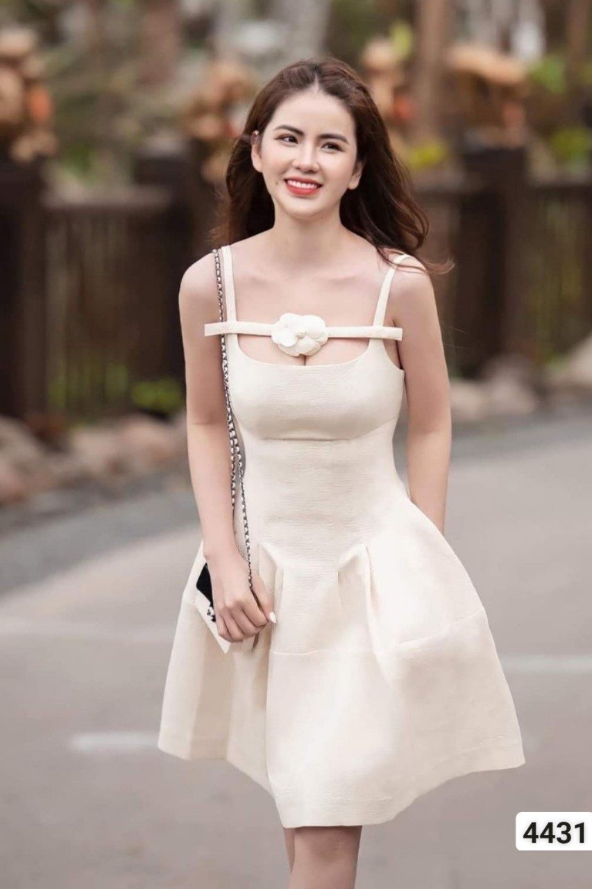 Đầm hai dây đính bông