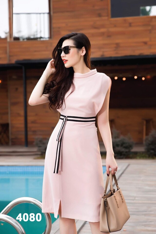 Đầm hồng cổ tròn dự tiệc